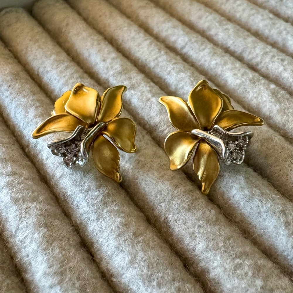 NA HOKU 18k Diamond Orchid Earrings